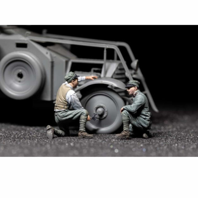 CSM - Italian Armoured Car Crew Changing Tyre - 1/35 (F35 - 025) - The Scale Model Stash