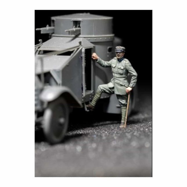 CSM - Italian Armoured Car Officer Getting Inside - 1/35 (F35 - 023) - The Scale Model Stash