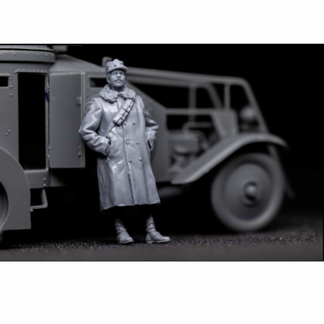 CSM - Italian Armoured car Officer in Fur Greatcoat - 1/35 (F35 - 026) - The Scale Model Stash