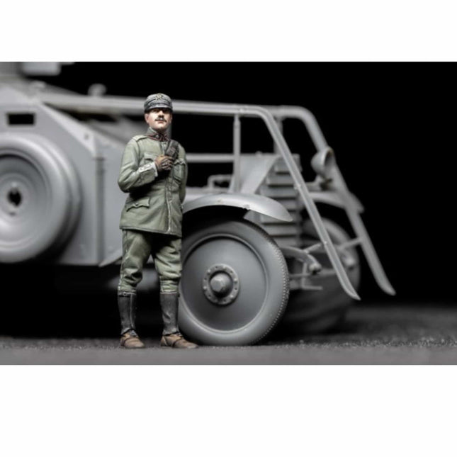 CSM - Italian Armoured Car Standing Officer - 1/35 (F35 - 022) - The Scale Model Stash